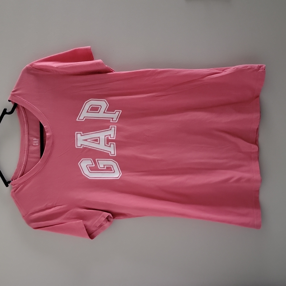 Gap lightweight, crewneck tee in salmon/coral color